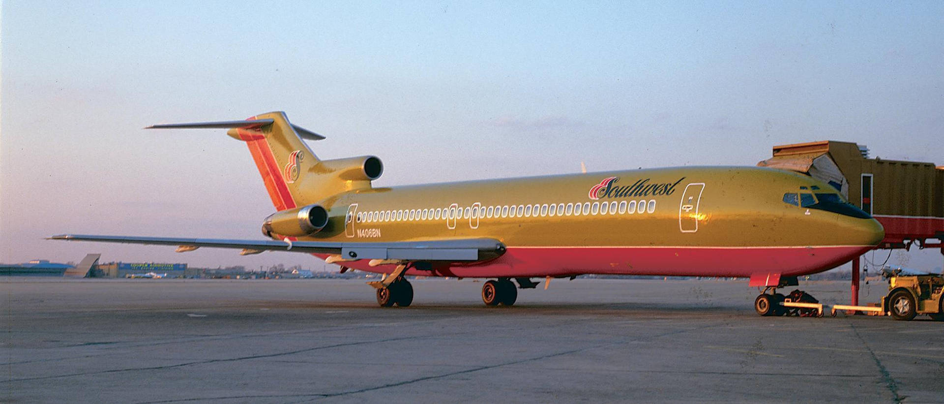 黎明時分停在機場停機坪上的金色西南航空飛機