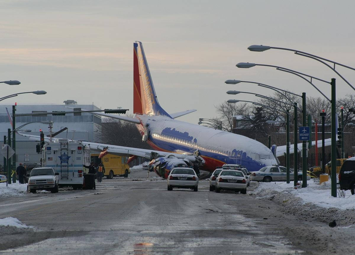 西南航空飛機墜毀在積雪道路上，黎明時分有應急車輛。