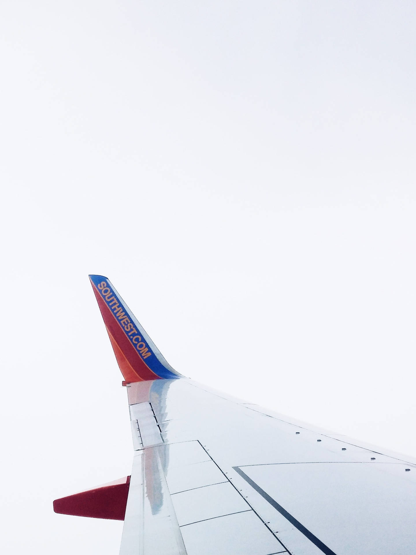 西南航空飛機機翼在多雲天空下