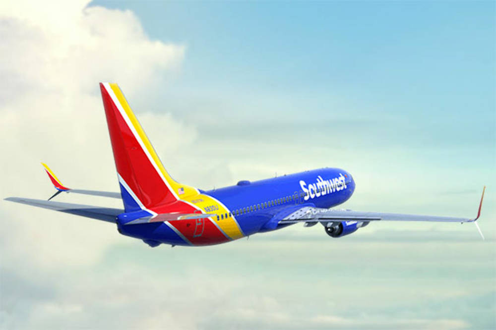 西南航空飛機在藍天白雲中飛行。