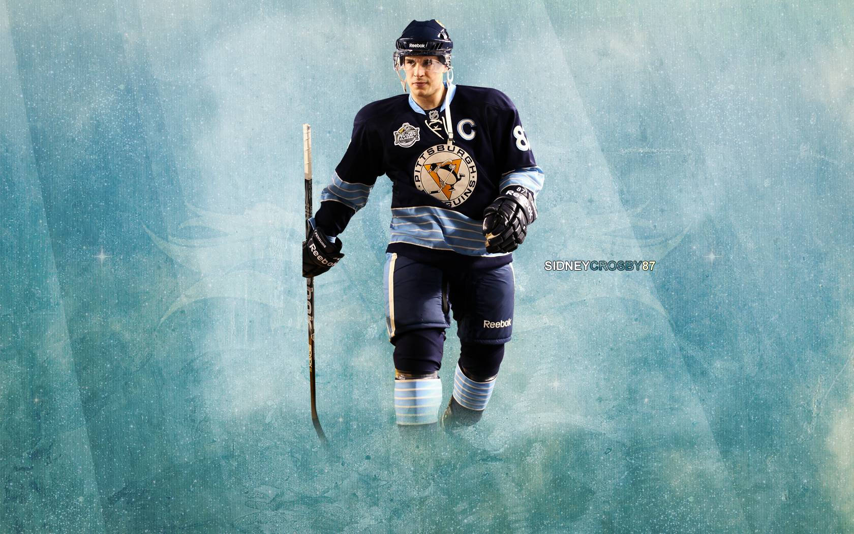 西德尼·克罗斯比 NHL 傳奇登場 壁紙 — 冰球運動員 Sidney Crosby 穿著匹茲堡企鵝隊裝備，自信地站在帶有紋理的冰藍色背景前。