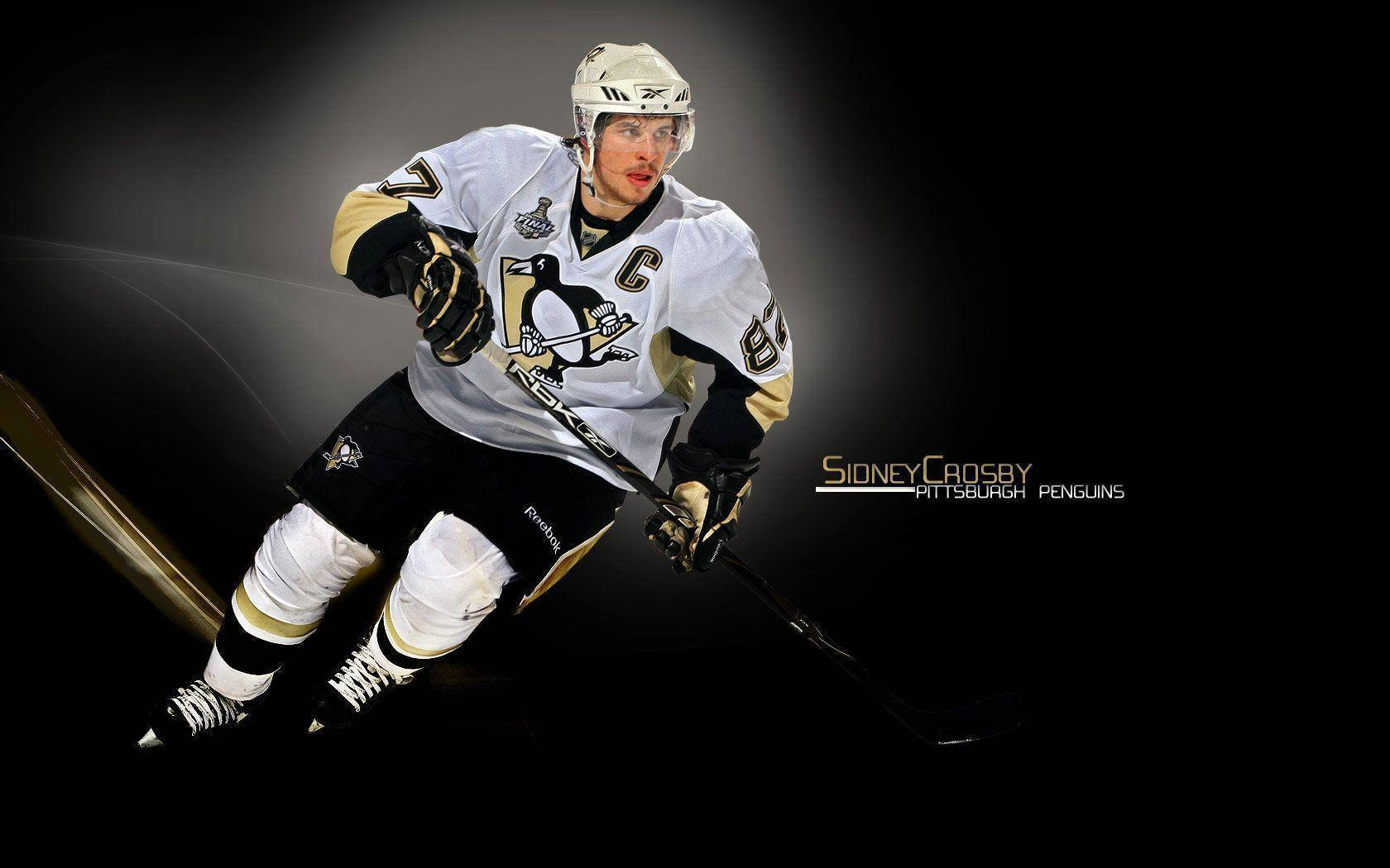 西德尼·克羅西冰球中場瞬間 壁紙 — 冰球運動員 Sidney Crosby 身穿白色和金色的匹茲堡企鵝隊球衣，在深色漸變背景上動態滑冰。