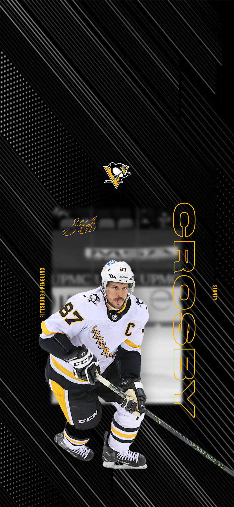 西德尼·克羅西冰球比賽精彩瞬間 壁紙 — 冰球運動員 Sidney Crosby 身穿匹茲堡企鵝隊制服，手持球桿，背景為動態黑色對角線和金色文字。