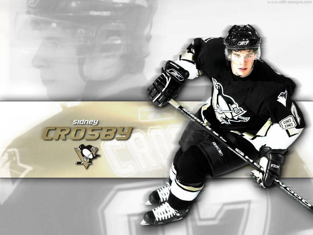 西德尼·克羅西匹茲堡企鵝隊隊長 壁紙 — 冰球運動員 Sidney Crosby 身穿黑金色制服，動態蹲下握著球棍，背景模糊，上面有他的名字和球隊標誌。