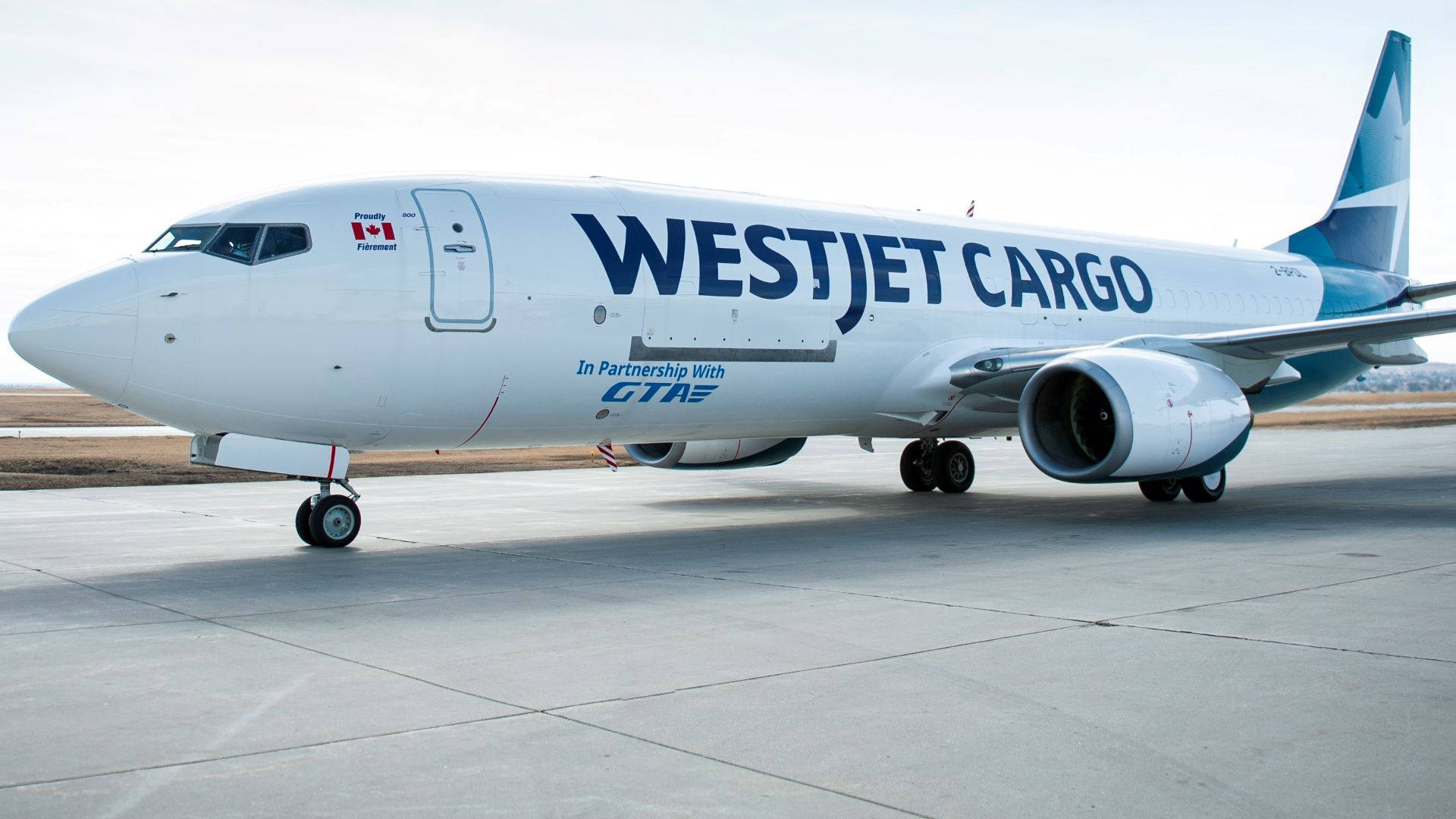 西捷航空貨運飛機停在機場停機坪