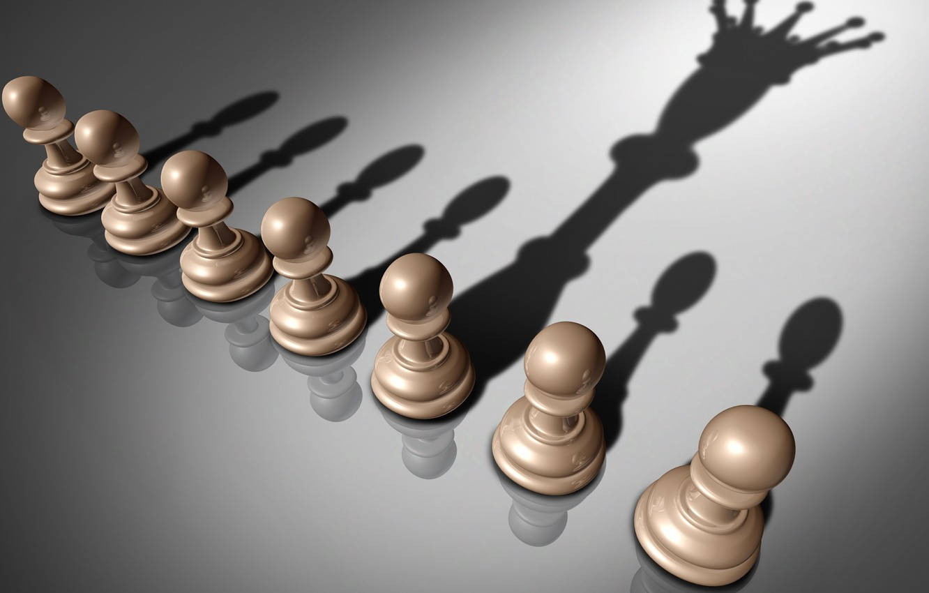 國際象棋兵投射出形成皇冠形狀的陰影在反光表面上。