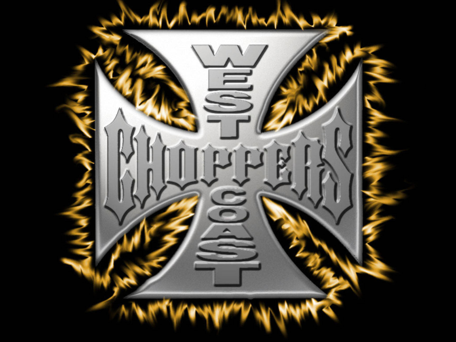西海岸車廠烈焰標誌 壁紙 — 一個金屬銀色十字架，帶有 'WEST COAST CHOPPERS' 文字，被金色火焰包圍在黑色背景上。