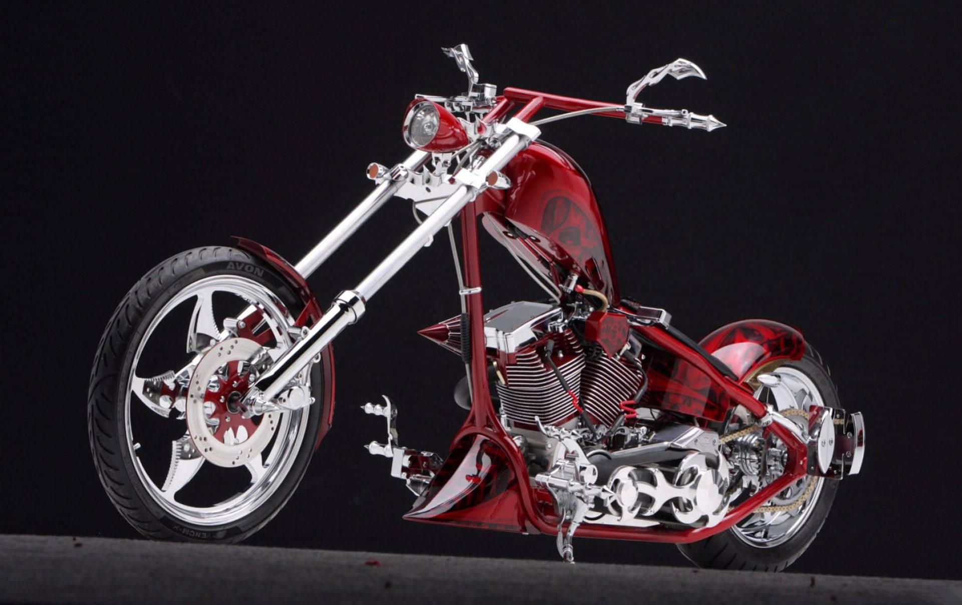西海岸車廠紅色摩托車 壁紙 — 一架訂製的紅色鍍鉻chopper電單車，配備長前叉和火焰貼花，在黑色背景下蓄勢待發。
