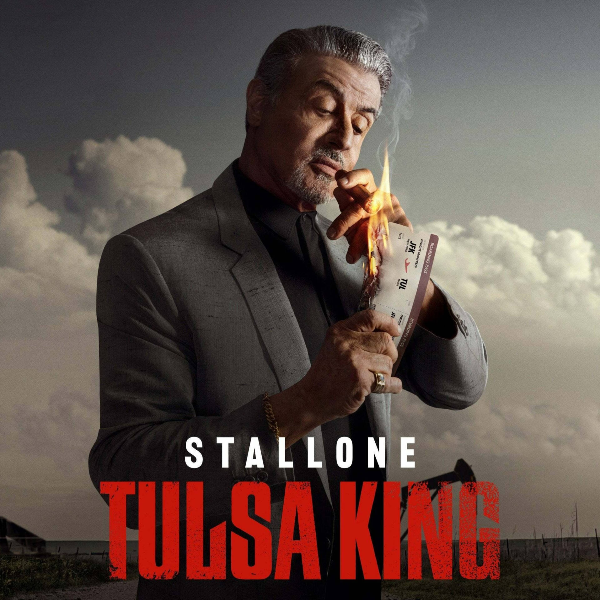 Sylvester Stallone 在戶外陰雲密布的天空下焚燒一張票。