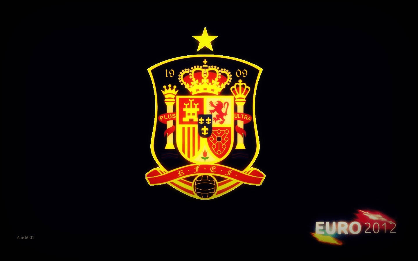 西班牙國家足球隊EURO 2012標誌 壁紙 — 發光的西班牙國家足球隊徽章，帶有皇冠和星星，背景為黑色。
