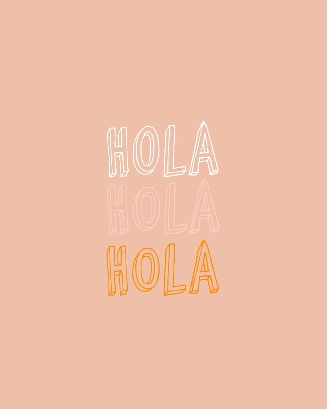 三個堆疊的 HOLA 文字，以漸淡輪廓呈現，背景為蜜桃色