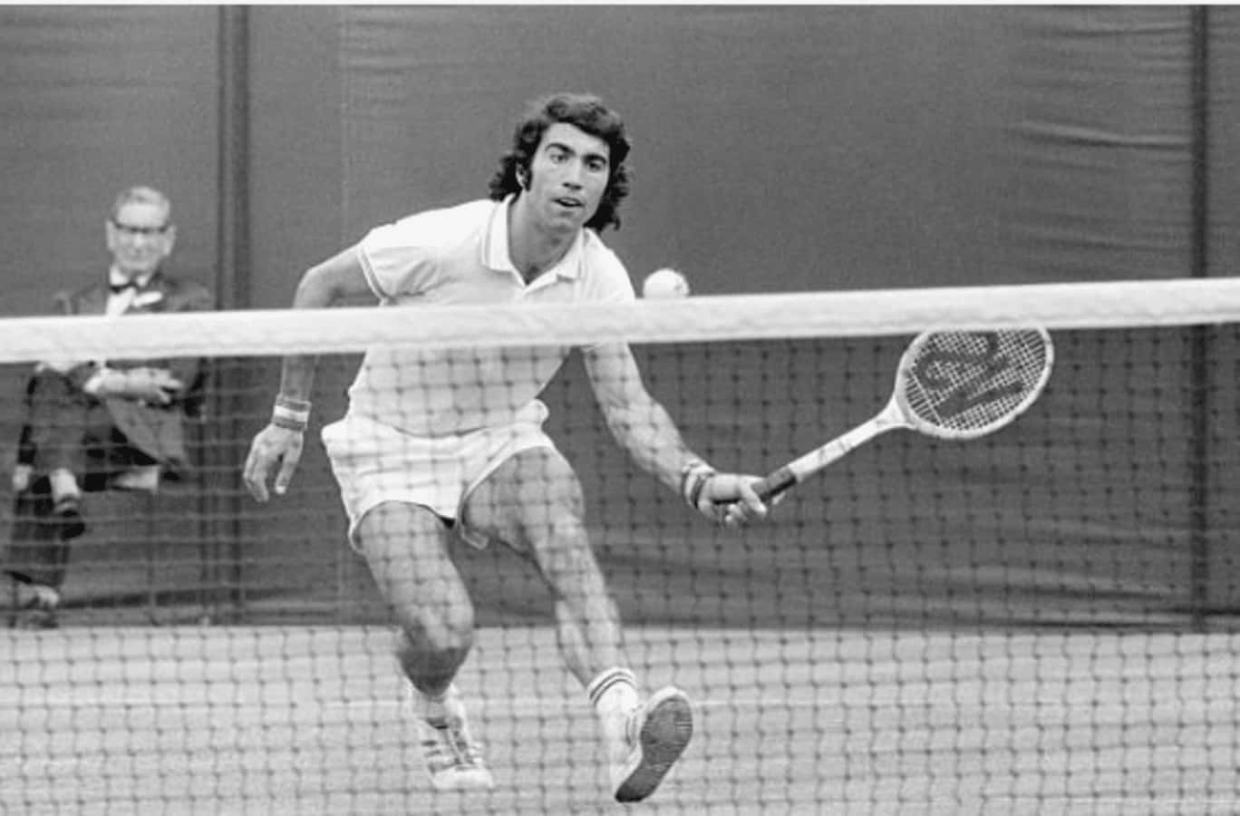 西班牙網壇選手曼努埃尔·奧蘭特斯1972年溫布頓賽 壁紙 — 一張復古黑白照片，顯示一名男性網球選手向前撲身，在網前擊出正手拍。