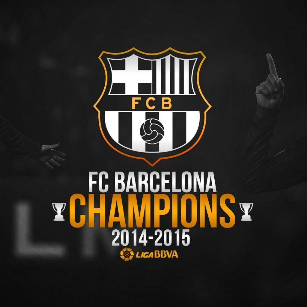 西甲巴塞羅那2014-15冠軍 壁紙 — FC Barcelona 2014-2015 冠軍標誌，金色文字和獎盃圖標，背景為深色，帶有模糊的慶祝手勢。
