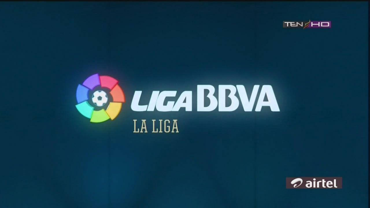 西甲發光圖標 壁紙 — La Liga BBVA 標誌在帶有細微紋理和廣播頻道水印的深藍色背景上明亮發光。