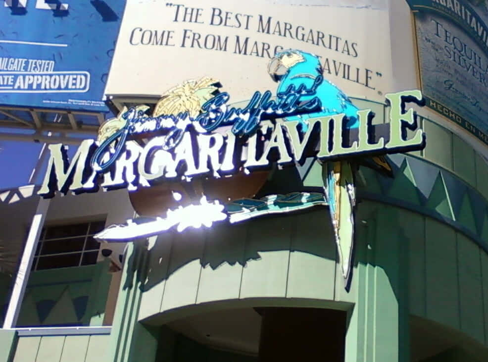 陽光下帶有藍色鸚鵡的Margaritaville招牌。