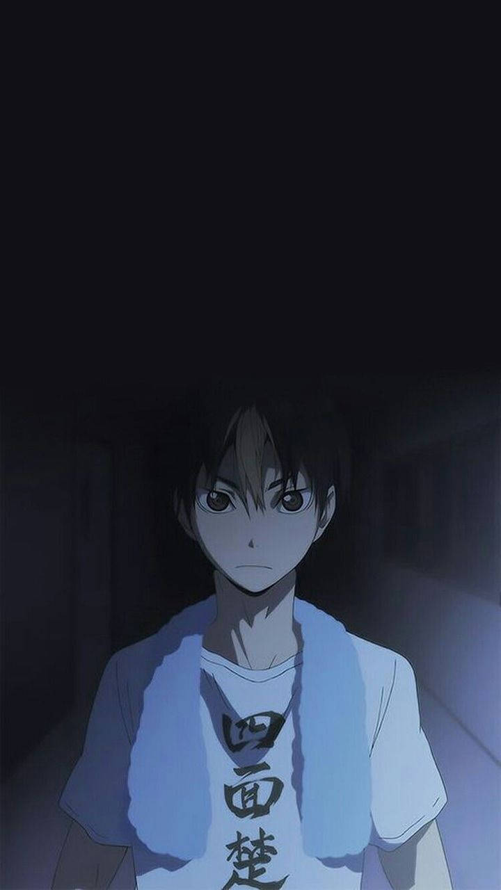 西谷夕賽後淋浴時刻 壁紙 — 一個年輕的動漫男孩，黑髮，眼神嚴肅，在燈光昏暗的走廊裡穿著一件帶有黑色漢字的白色T恤，直視前方。