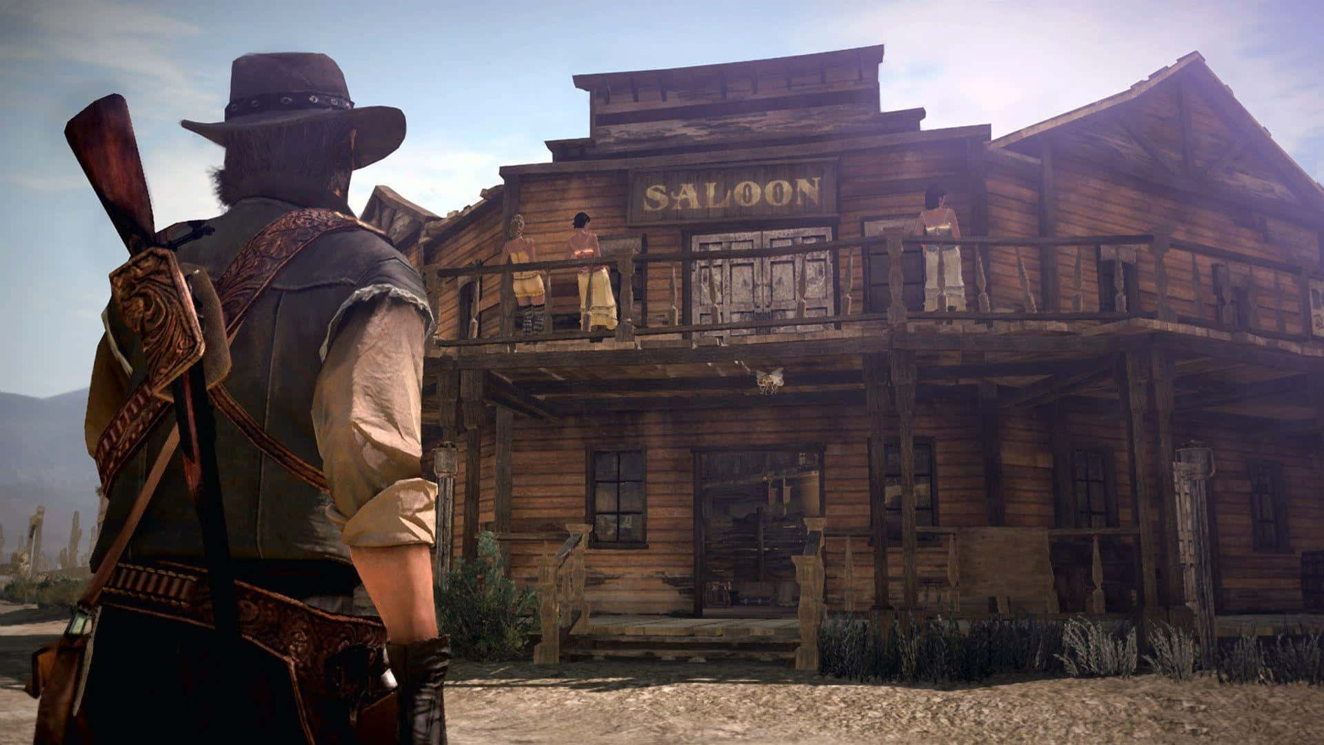 西部風情RDR2 壁紙 — 一名背著步槍的牛仔站在一座風化的木製沙龍前，身處塵土飛揚的西部小鎮，天空明亮。