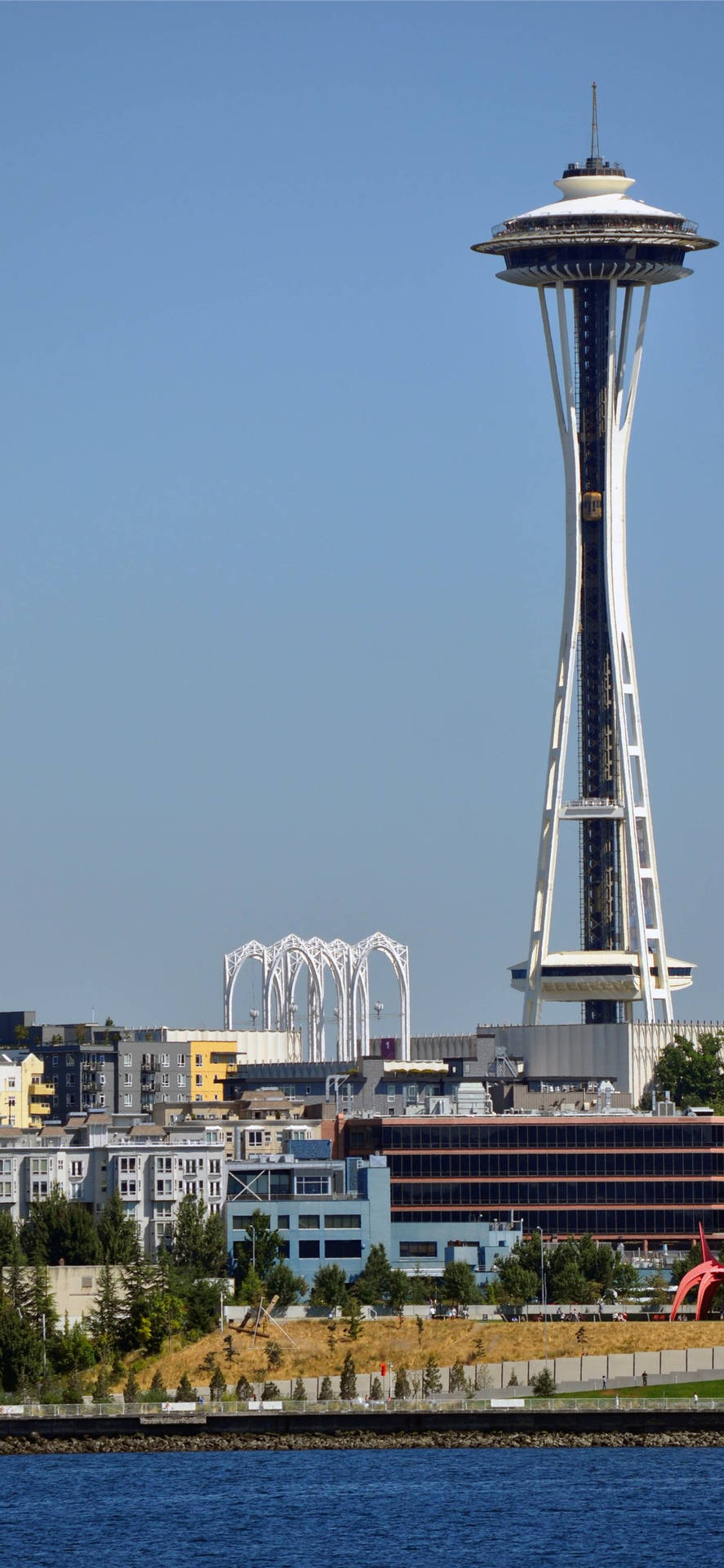 太空針塔主宰西雅圖天際線，下方是海濱和城市建築。