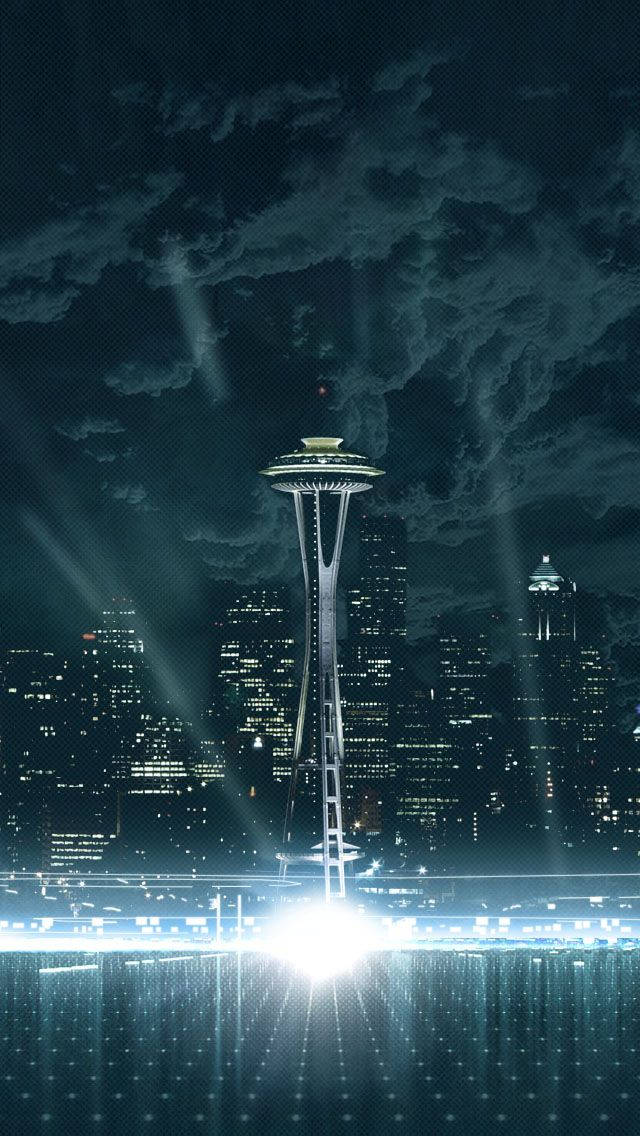 西雅圖太空針塔夜間亮燈，城市燈光與暴風雲