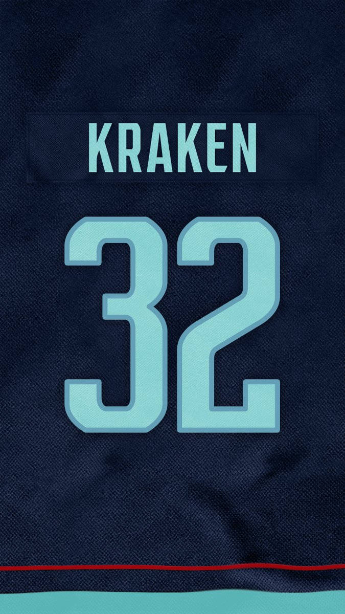 深藍色運動球衣的特寫，上面有淺藍色字體的'KRAKEN'和數字'32'。