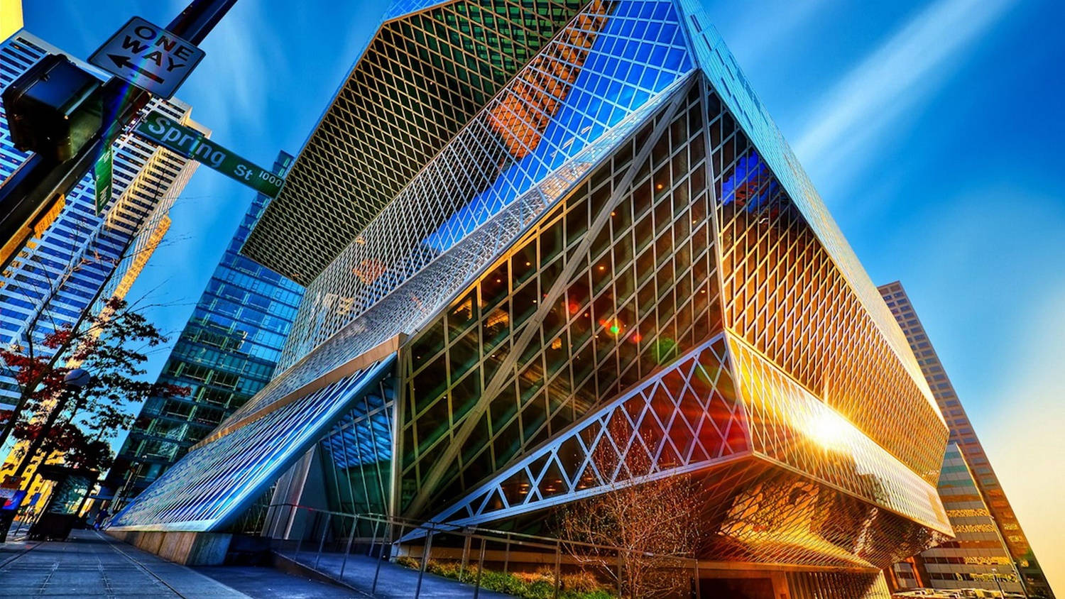 現代玻璃建築在都市環境中反射夕陽光線