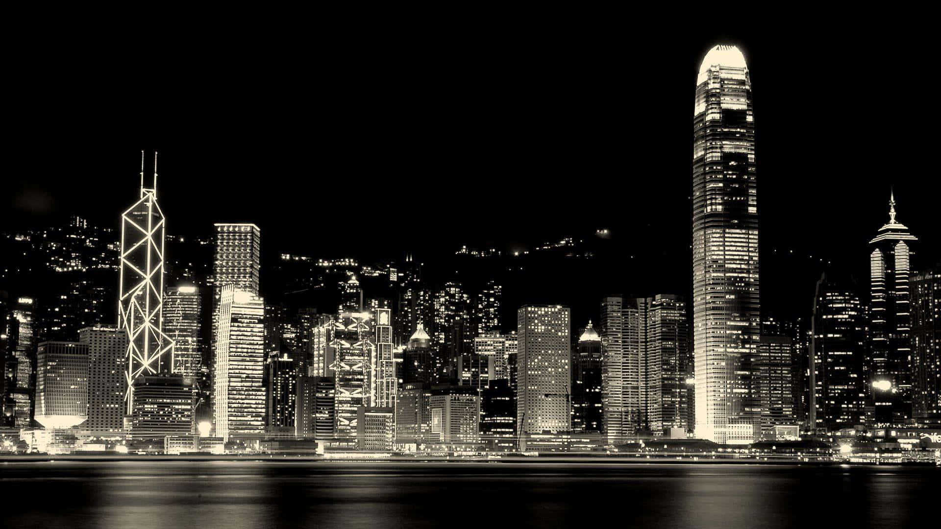 香港夜景，發光的摩天大樓倒映在水中