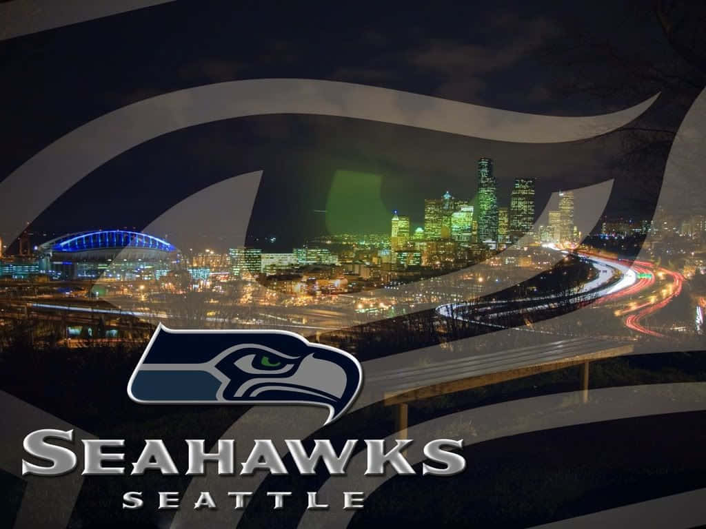 西雅圖城市夜景，帶有Seahawks標誌疊加和車流軌跡。