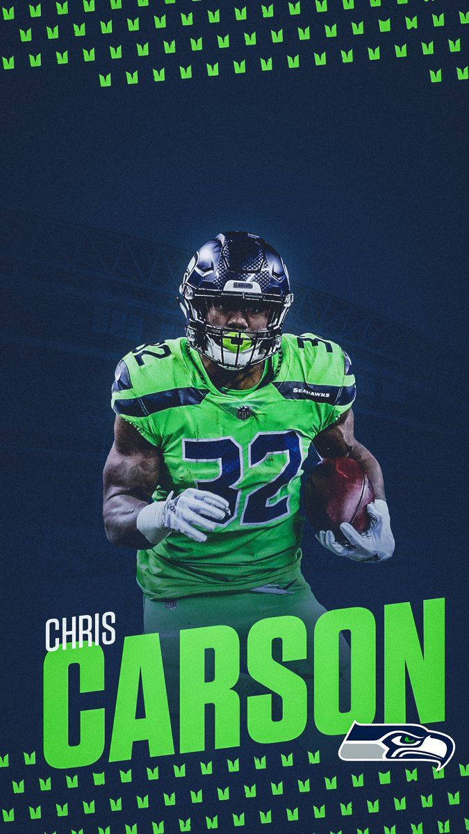 西雅圖海鷹隊球員Chris Carson身穿綠色球衣持球奔跑。