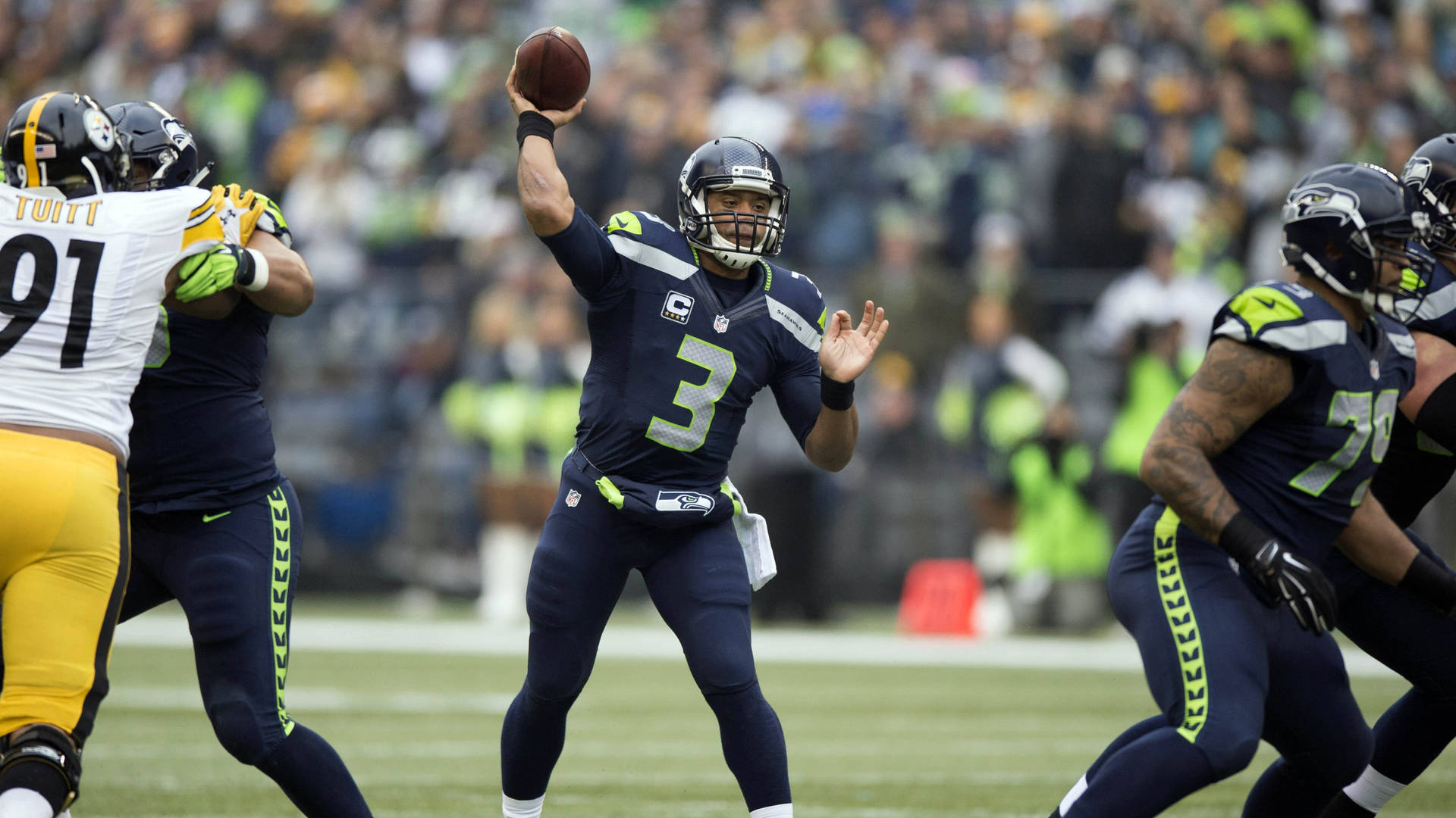 西雅圖海鷹隊四分衛在NFL日間比賽中擲出橄欖球。