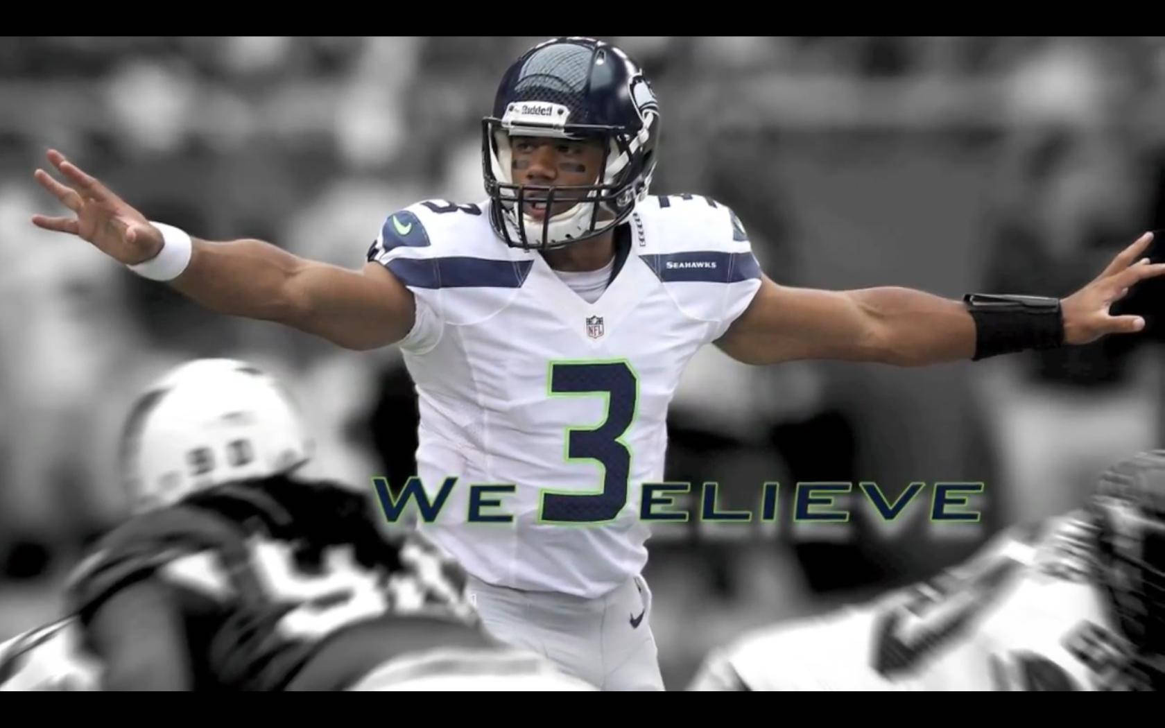 Russell Wilson We 3elieve 壁紙 — 西雅圖海鷹隊四分衛拉塞爾·威爾遜在動態黑白動作照片中慶祝，並帶有綠色文字疊加。