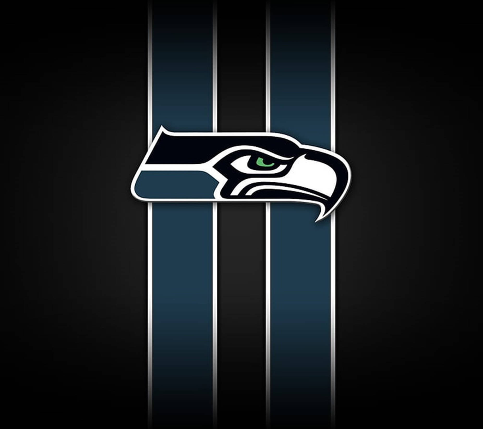 Seattle Seahawks 桌布 壁紙 — 西雅圖海鷹隊標誌，綠色眼睛居中於垂直藍白條紋上，背景為黑色。