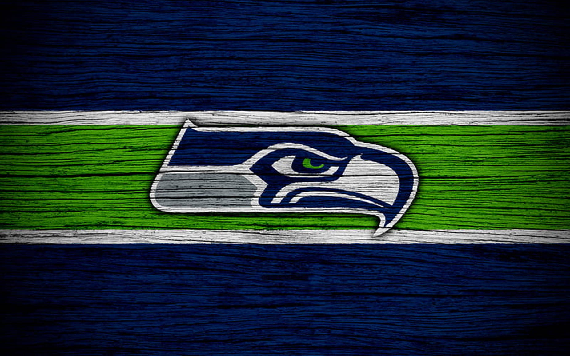 Seattle Seahawks 桌布 壁紙 — 西雅圖海鷹隊標誌繪製在風化的木板上，帶有藍色、綠色和白色條紋。