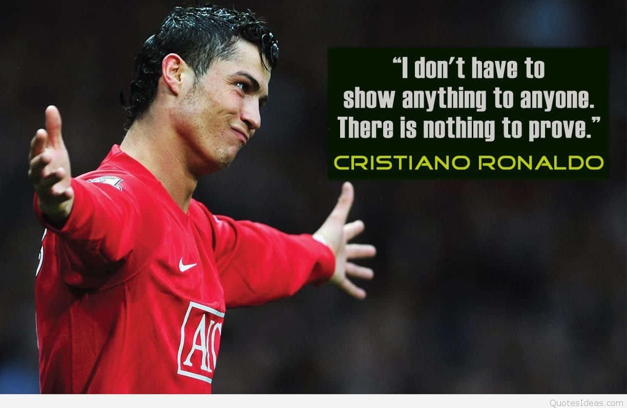 Cristiano Ronaldo 身穿紅色球衣，在球場背景上帶有引文疊加。