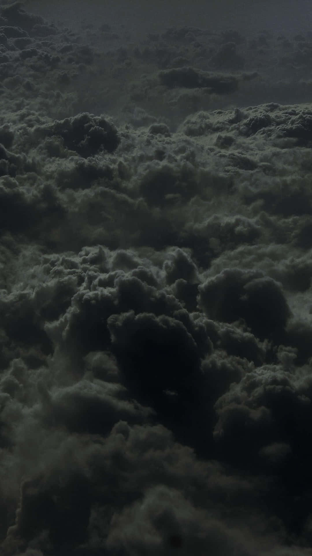 濃密的烏雲在戲劇性的暴風雨天空中翻湧。
