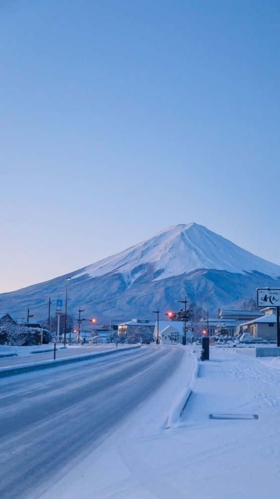 黎明時分晴朗藍天下通往富士山的雪路