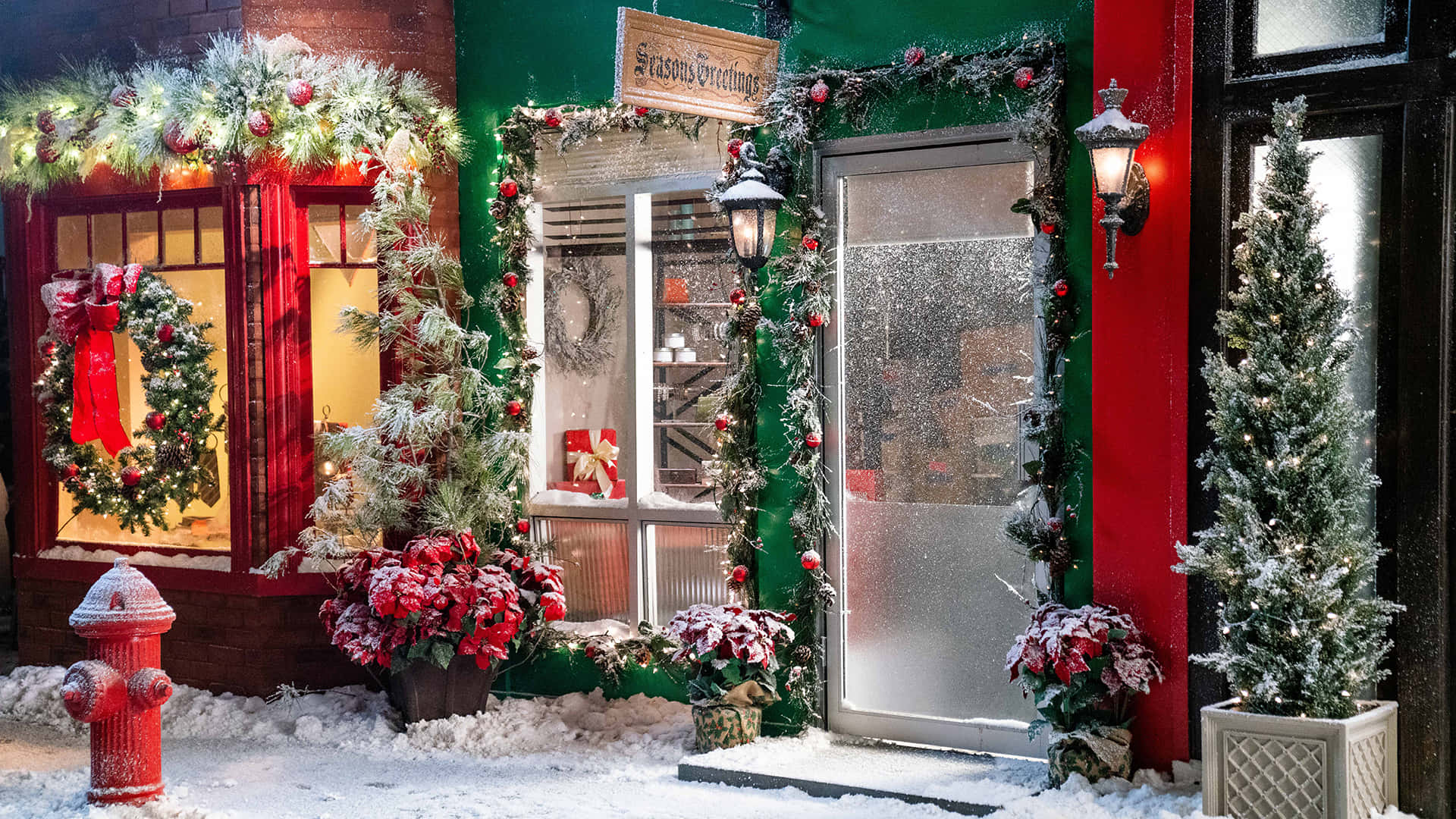 積雪的街角，店舖門面掛滿節日裝飾。