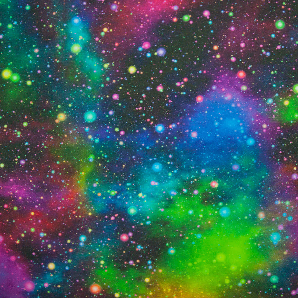 見證星系彩虹之美 壁紙 — 充滿活力的宇宙星雲，在黑暗虛空中閃耀著五彩繽紛的星星和旋轉的星系。