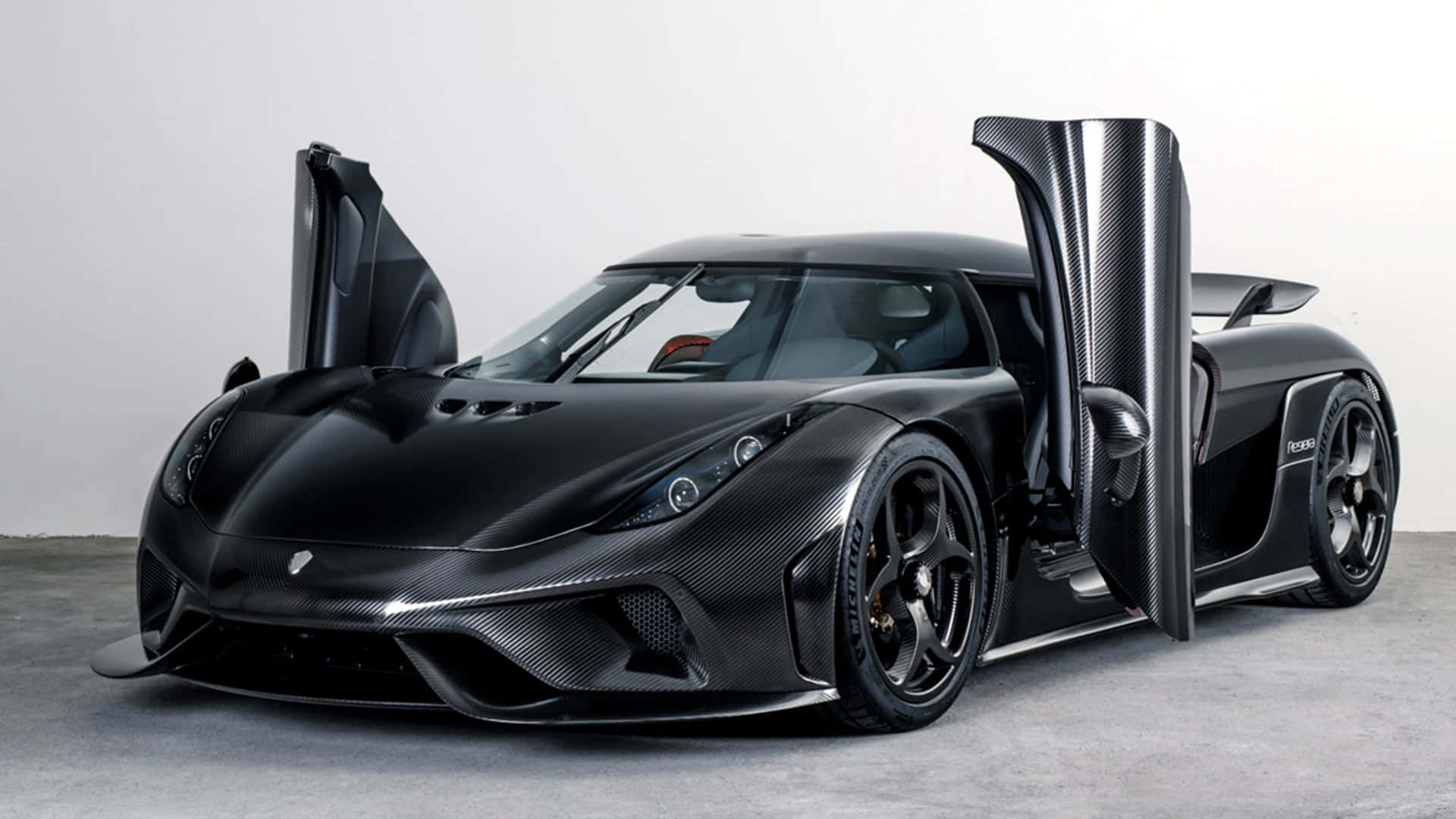 黑色碳纖維Koenigsegg Jesko hypercar在攝影棚中打開車門