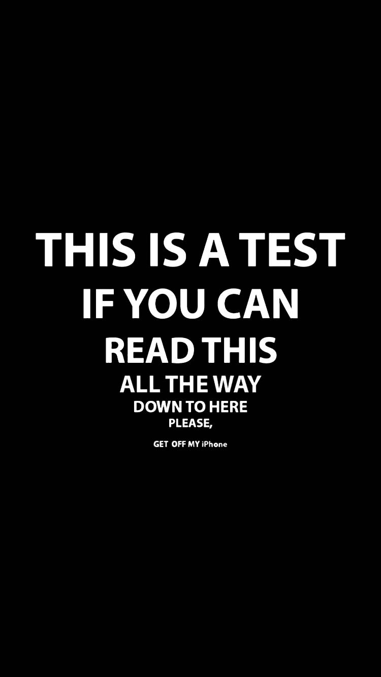 視力測試酷炫鎖屏 壁紙 — 黑色背景上粗體白色文字寫著「THIS IS A TEST IF YOU CAN READ THIS ALL THE WAY DOWN TO HERE PLEASE GET OFF MY iPhone」