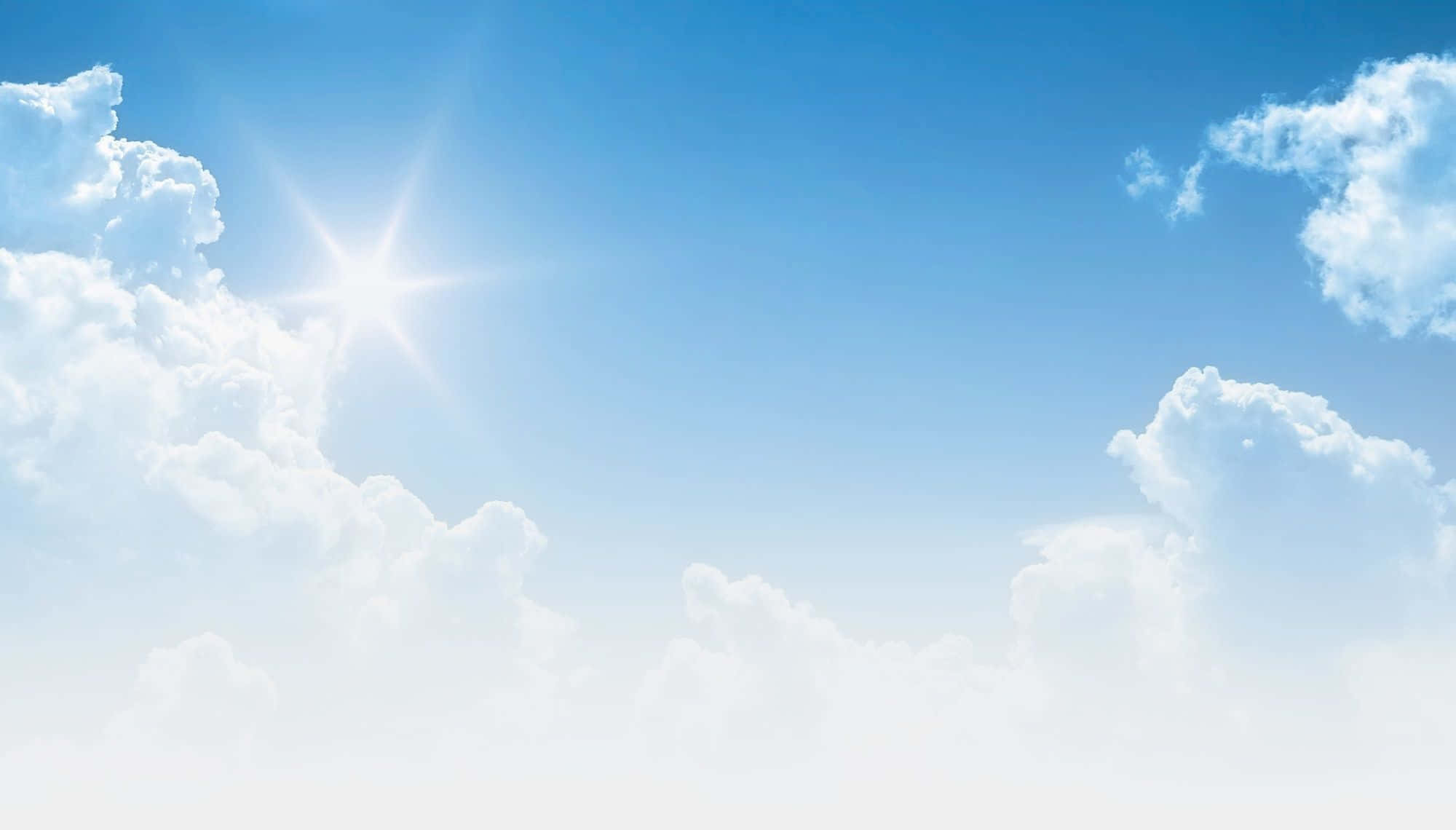 太陽穿過白雲，在清澈的藍天中閃耀。