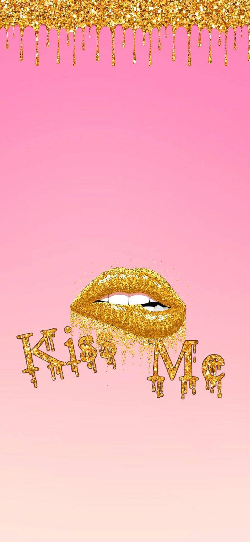 金色閃粉嘴唇配上「Kiss Me」文字，背景為粉紅漸變色。
