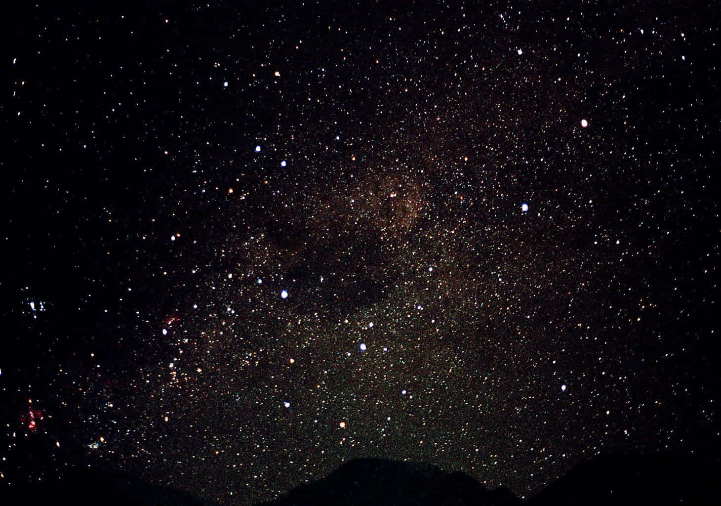 銀河系在夜晚的山峰上閃耀。