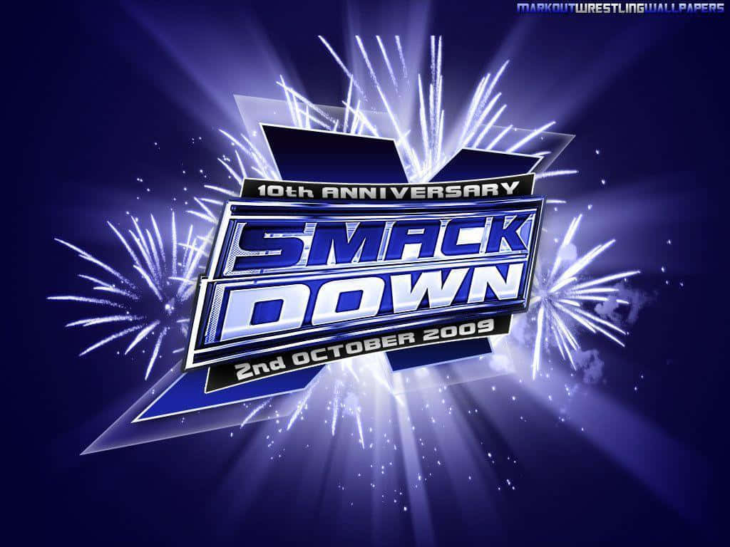 SmackDown 10 週年標誌，在深藍色背景上帶有煙火。