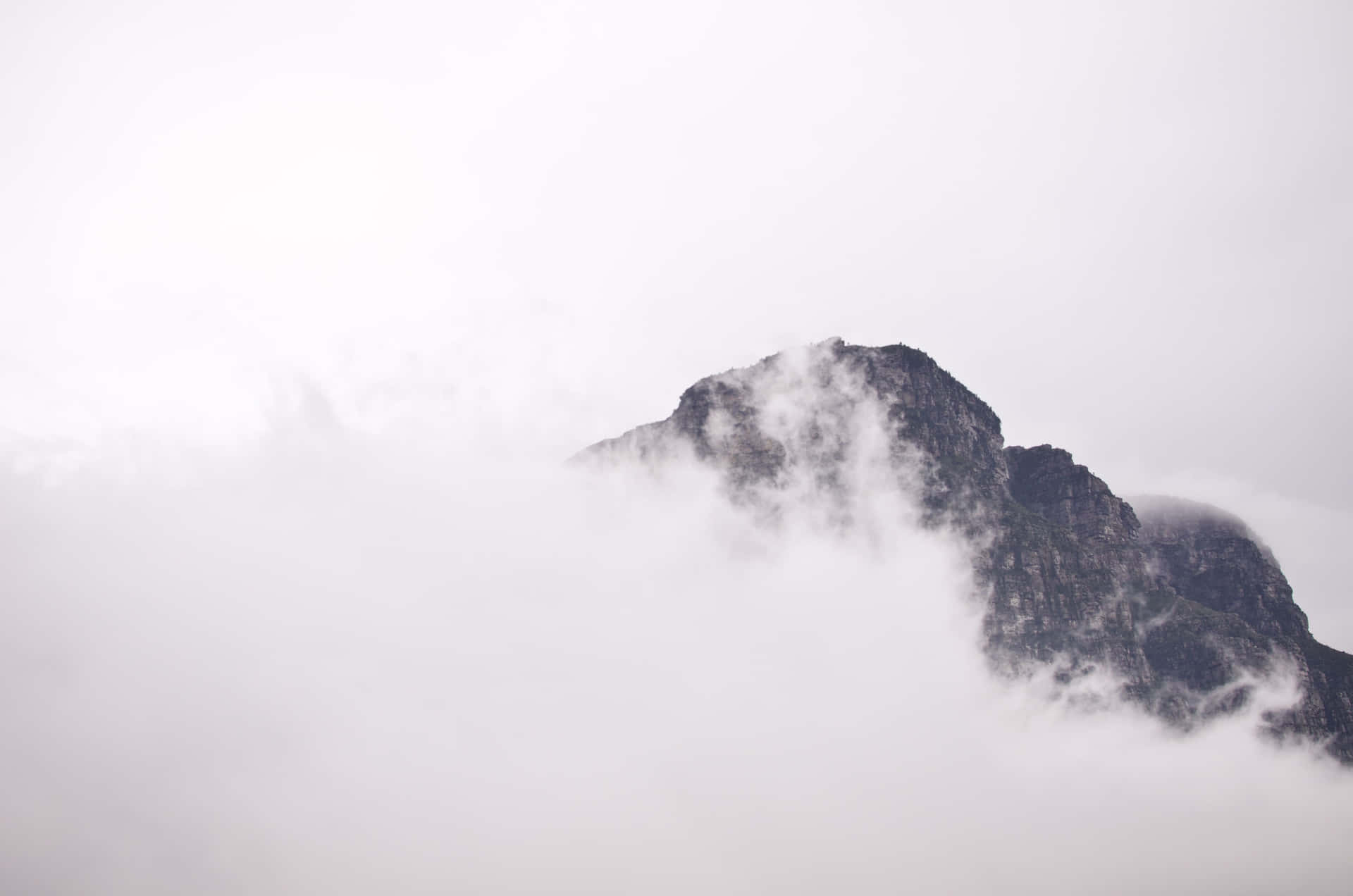 在陰天，山峰聳立於雲海之上。