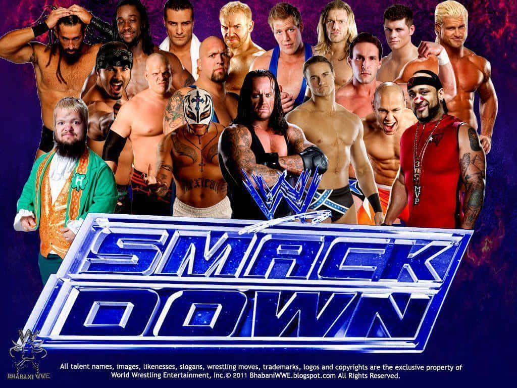 一群 WWE 摔角手圍繞著藍色 SmackDown 標誌擺姿勢。
