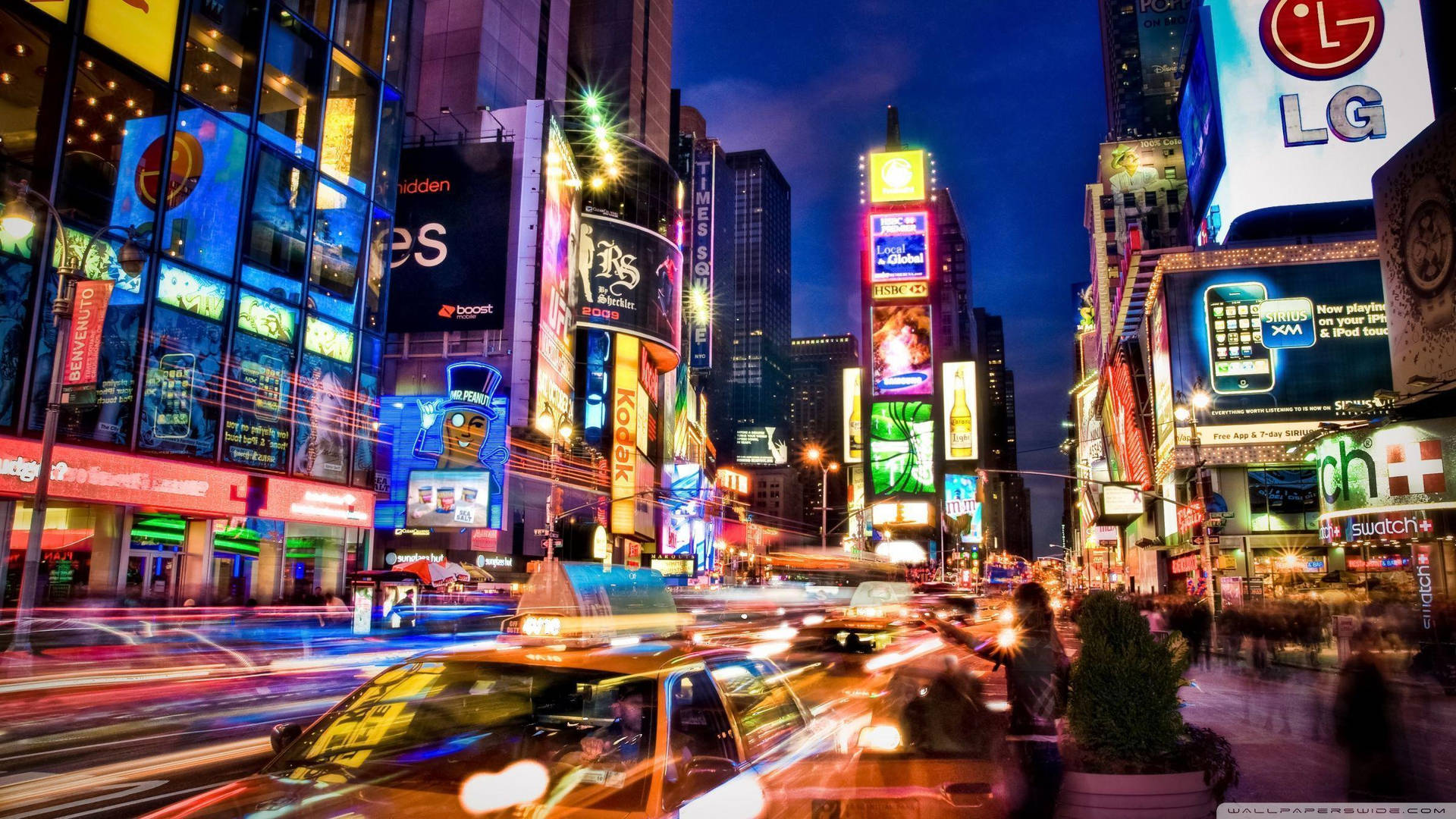 夜晚繁忙的城市街道，有發光的廣告牌和汽車燈光軌跡。