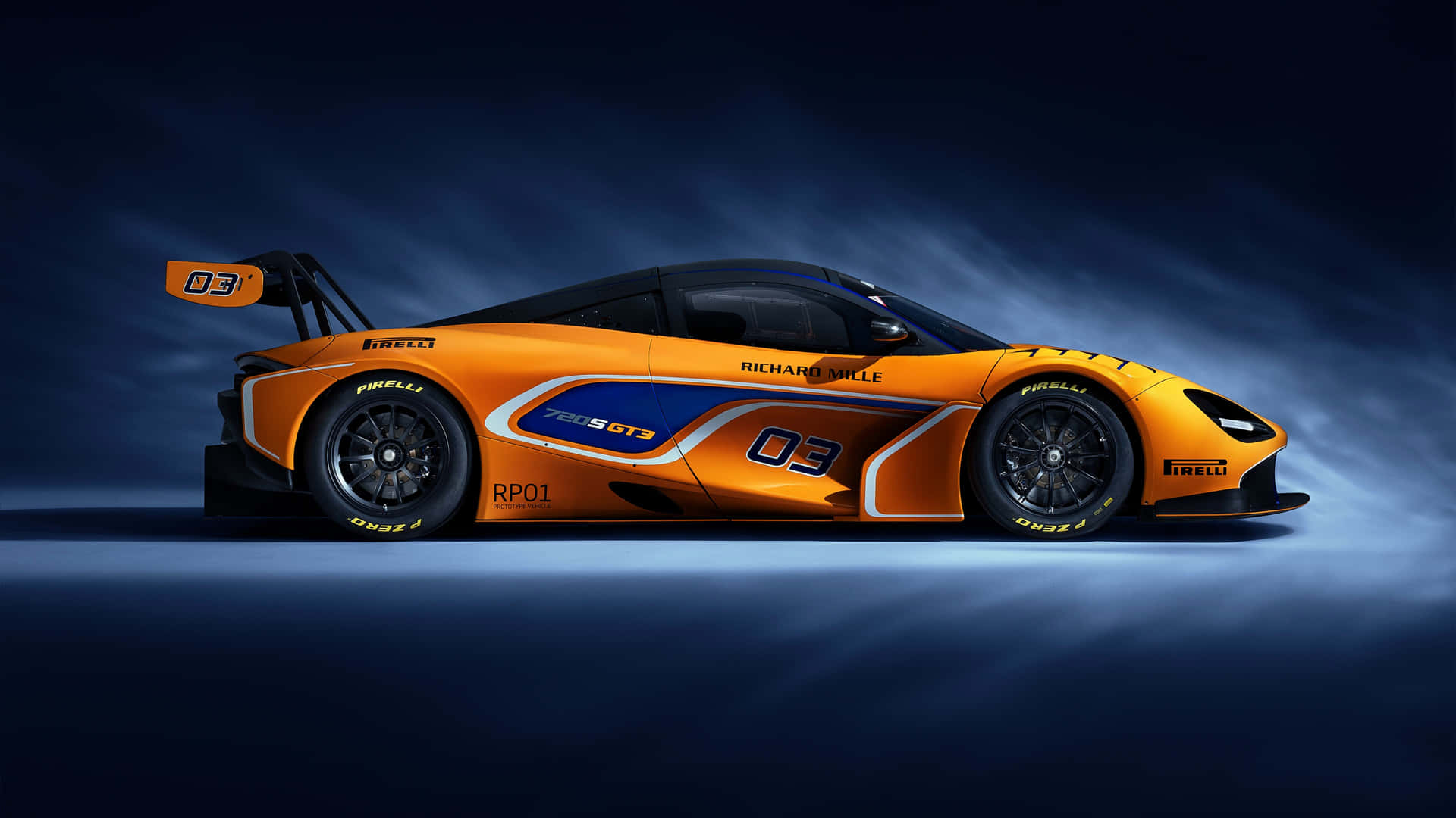 工作室燈光下的橙色McLaren賽車（編號03）。
