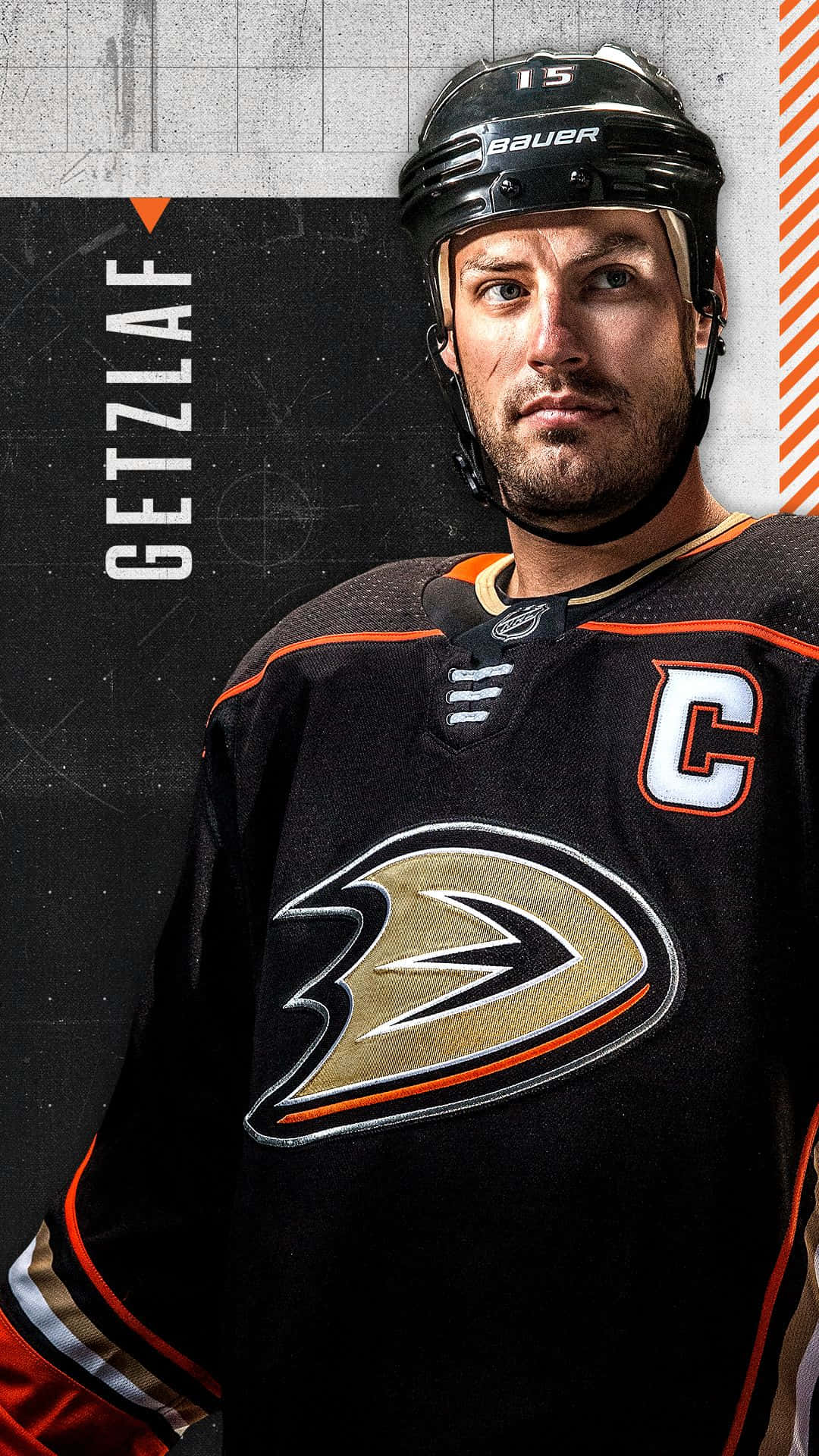 冰球運動員 Ryan Getzlaf 穿著鴨隊球衣和頭盔，帶有隊長 C 標誌。