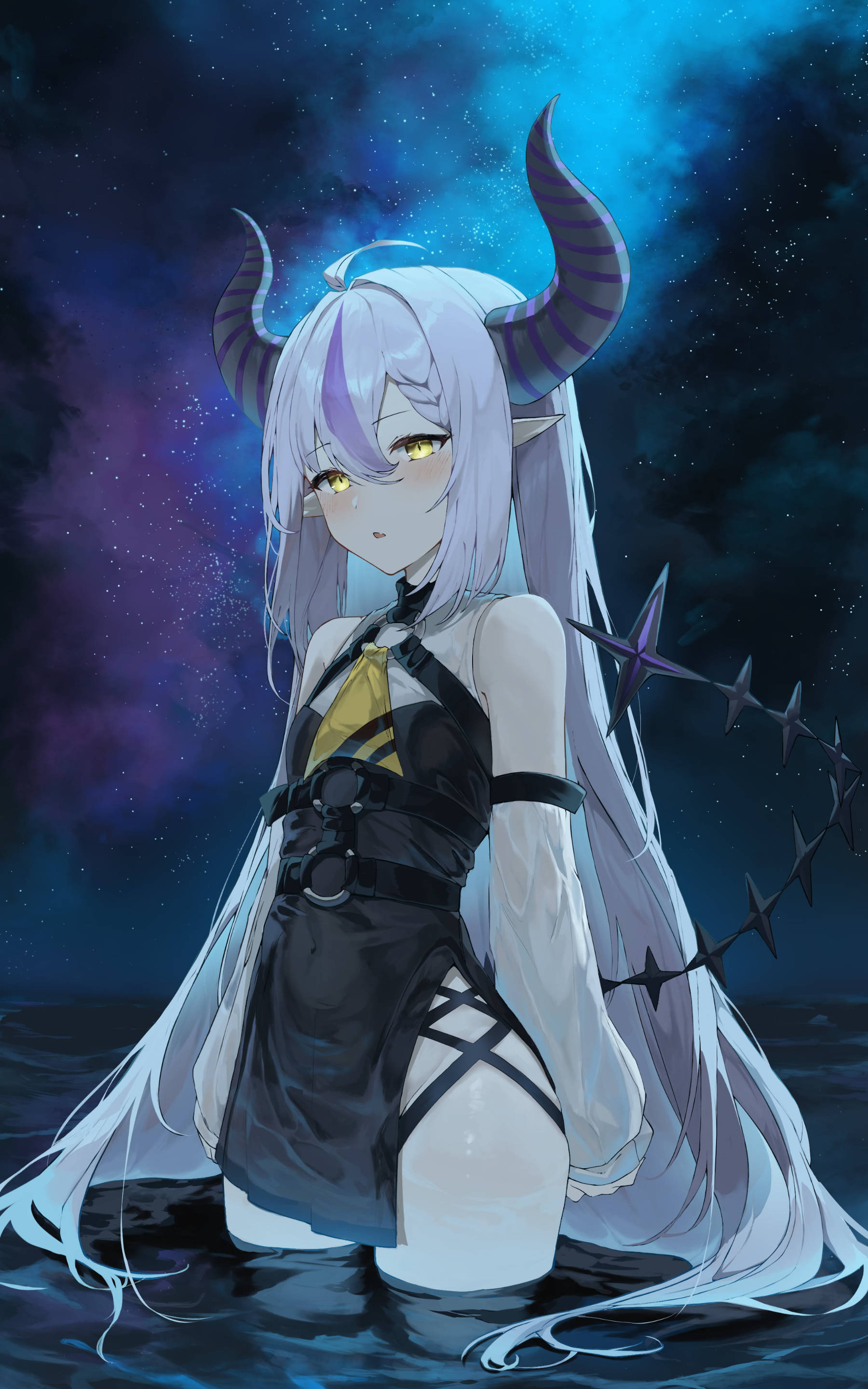 角飾 Ecchi 女妖 壁紙 — 一位蒼白的動漫女孩，銀色頭髮和紫色角，站在星空星雲下的宇宙水域中。