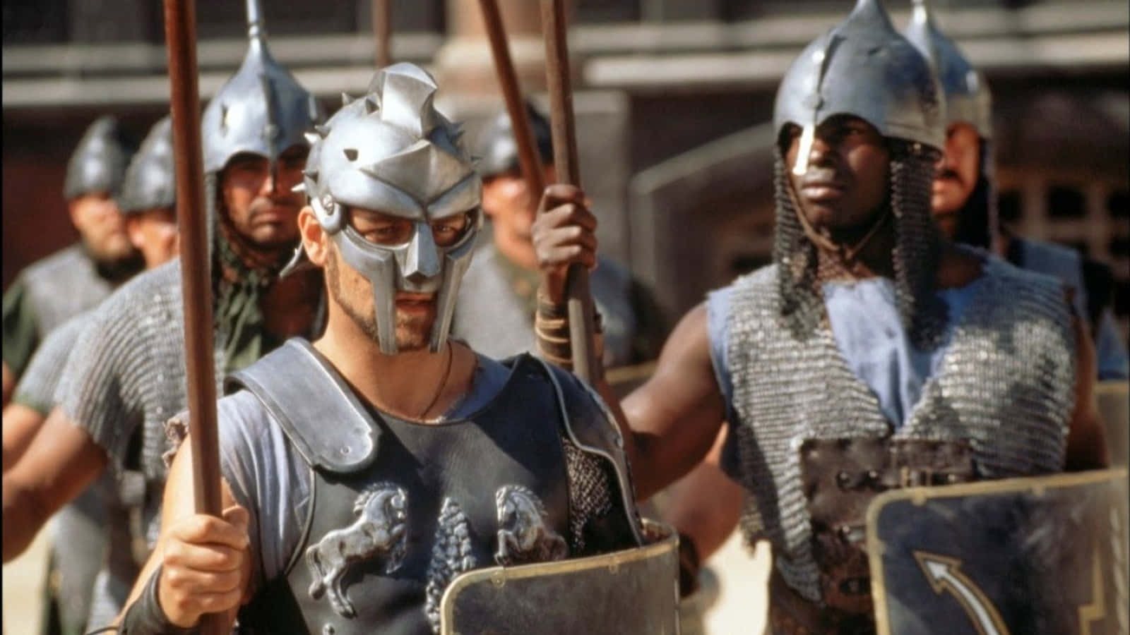 全副武裝的羅馬士兵持矛舉盾列隊行進。